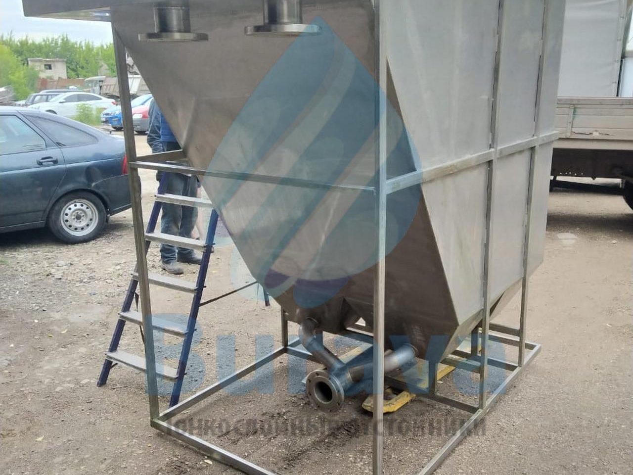 Известен тонкослойный отстойник см патент РФ на изобретение 2215569 МПК7B01D 21 02 опубл Каждый тонкослойный элемент выполнен в виде воронки обращенной вверх